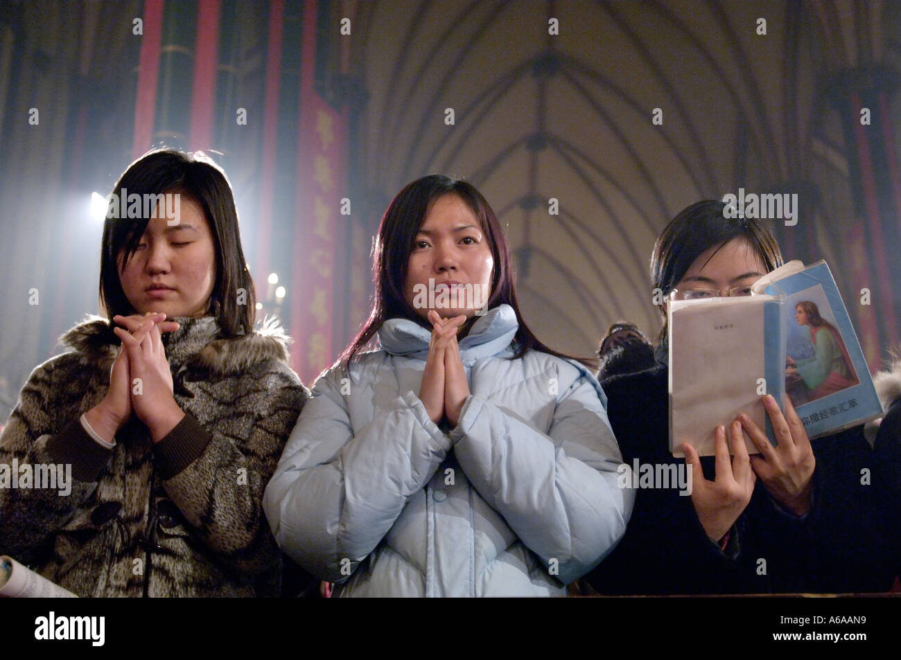 Les adorateurs des femmes à Beijing Xishiku intérieur de l'Église catholique célèbre la Messe de la veille de Noël. 24-Dec-2005 Banque D'Images