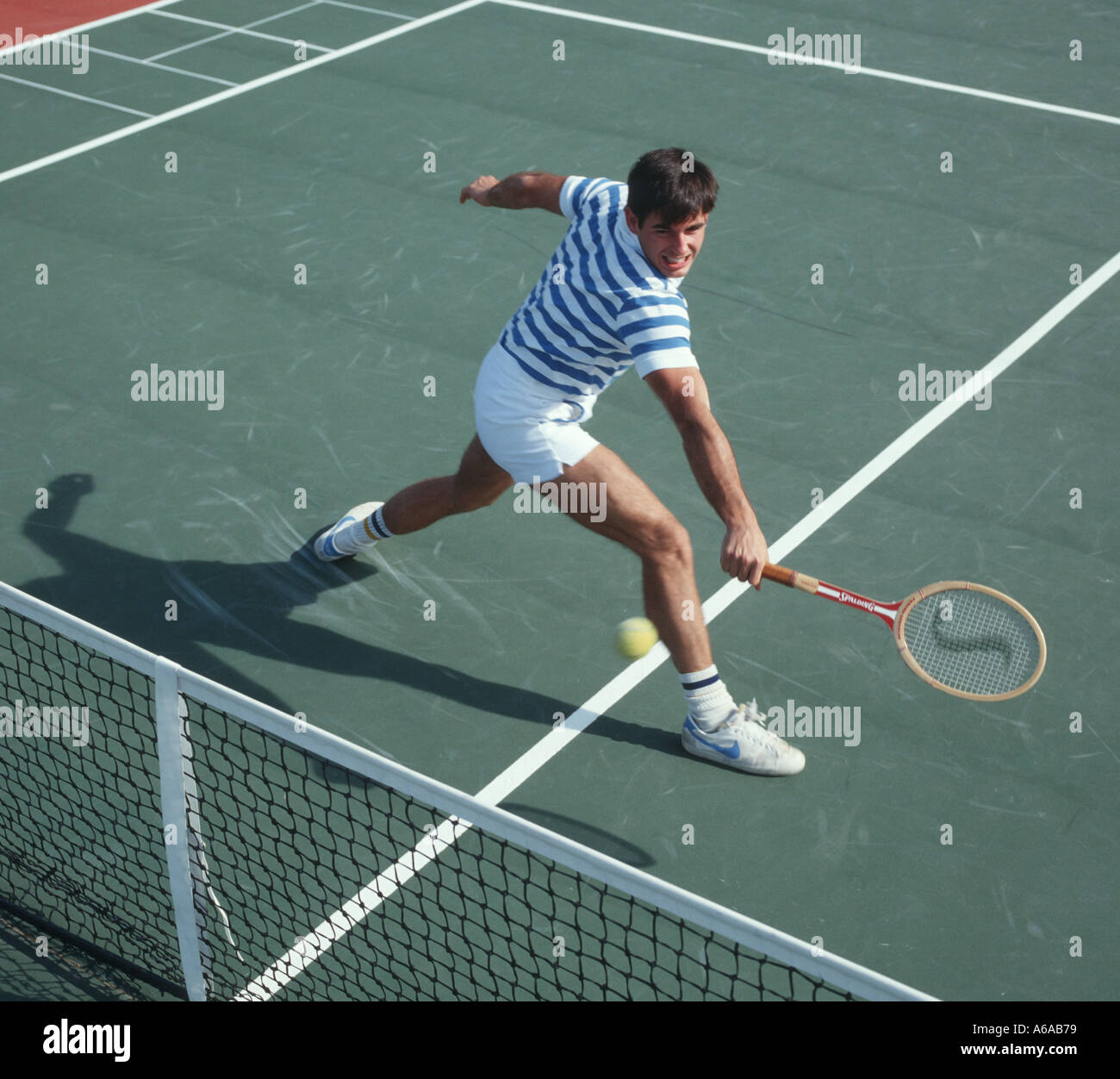 Athletic young man playing tennis Banque D'Images