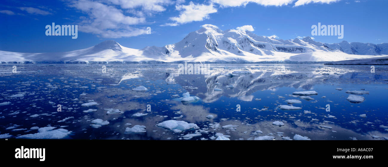 L'antarctique vue panoramique sur terre et du paysage marin antarctique près de Paradise Harbour et Port Lockroy Banque D'Images