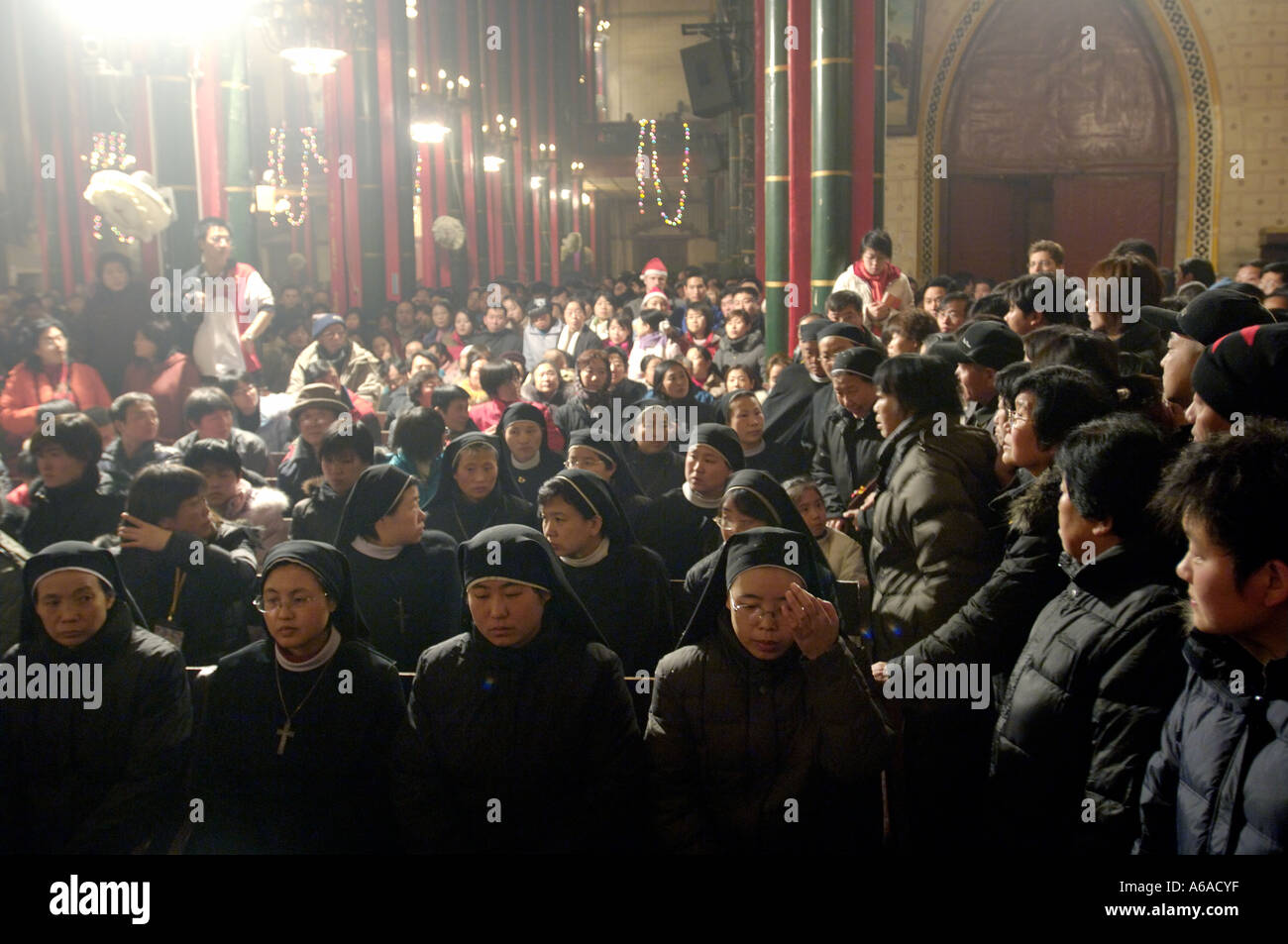 Fidèles catholiques chinois et religieuses lors de la messe de Noël à la cathédrale nord (Xishiku) de Pékin, Chine. Banque D'Images