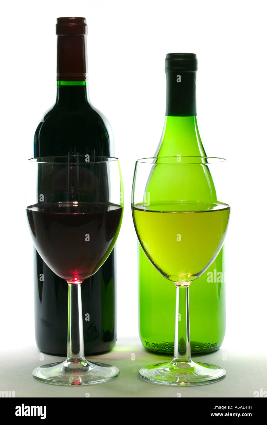 Vin rouge et blanc bouteilles et verres Banque D'Images