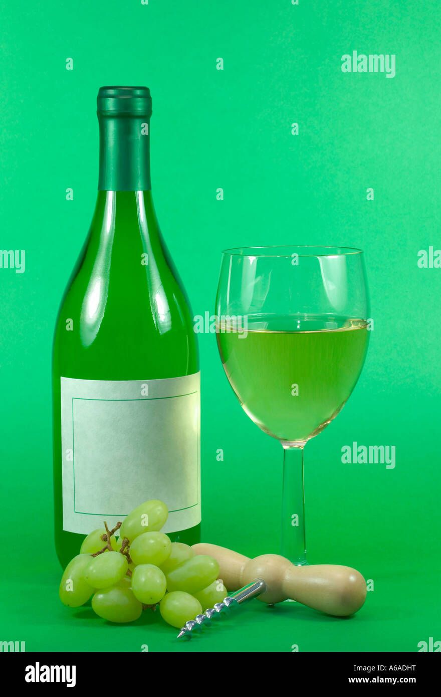 Vin blanc encore la vie sur un fond vert étiquette vierge sur la bouteille pour le texte Banque D'Images