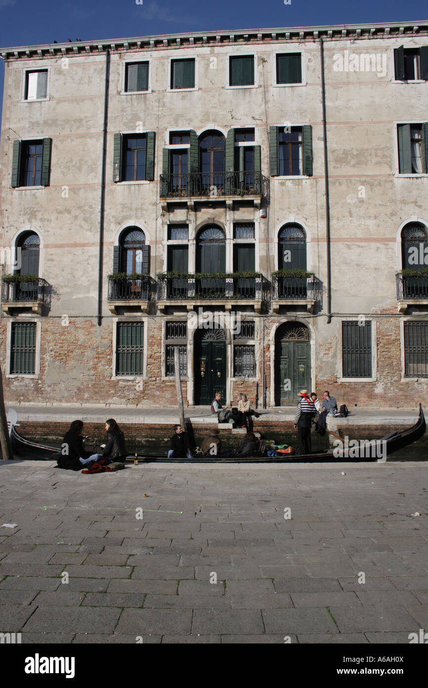 Les visiteurs et en gondole à Venise, Campo San Barnaba, Site du patrimoine mondial de l'UNESCO, l'Italie, l'Europe. Photo par Willy Matheisl Banque D'Images