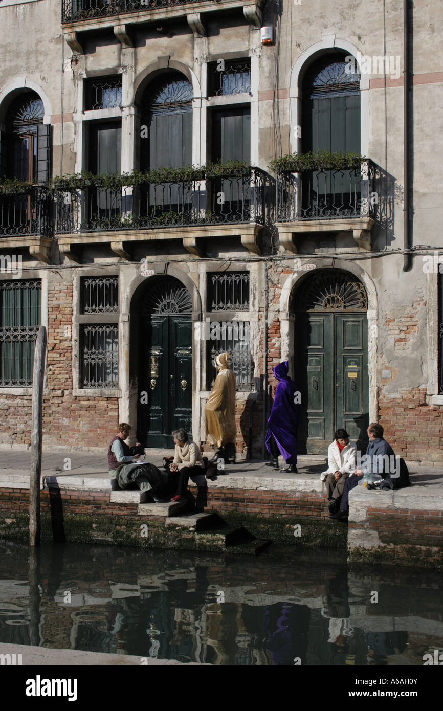 Les visiteurs ayant une pause à Campo San Barnaba, Venise, Site du patrimoine mondial de l'UNESCO, l'Italie, l'Europe. Photo par Willy Matheisl Banque D'Images