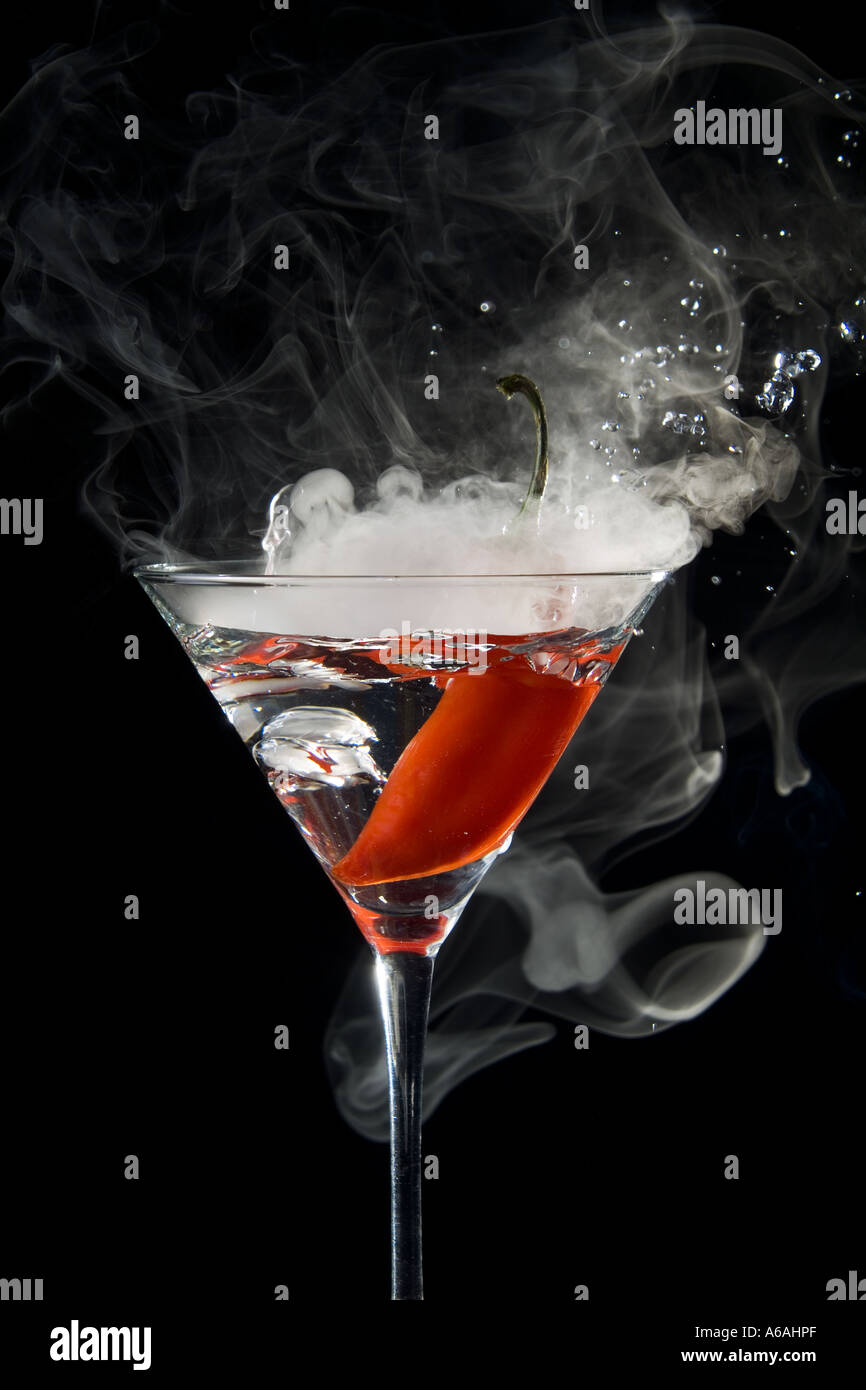 Poivre rouge liquide bouillant dans un verre à martini Banque D'Images