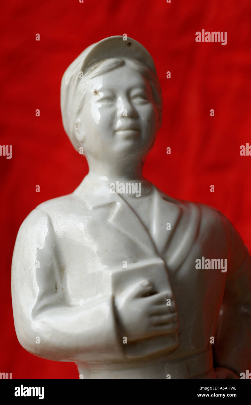 La céramique l'épouse de Mao Jiang Qing durant la Révolution culturelle, à un marché d'antiquités de Jiangxi, Chine 2006 Banque D'Images