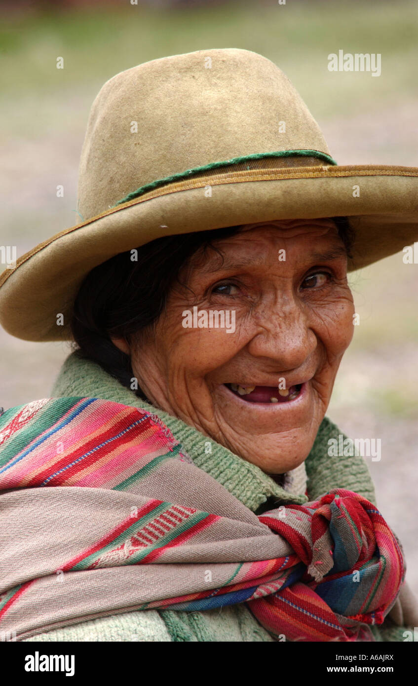 Une vieille dame péruvienne heureuse dans la rue dans l'ancienne ville Inca de Pisac, au Pérou, en Amérique du Sud Banque D'Images