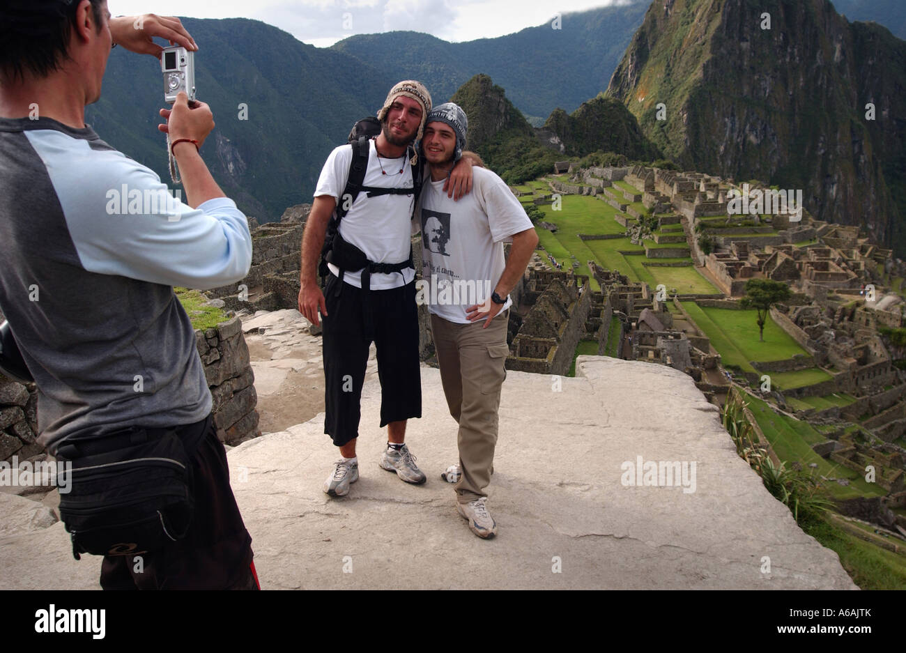 Les voyageurs et les touristes ayant leur photographie prise à l'Inca Archealogical site de Machu Picchu au Pérou, Amérique du Sud Banque D'Images