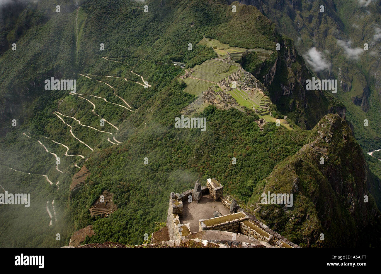 Regardant vers le bas sur le Machu Picchu de Wayna Picchu au Pérou en Amérique du Sud. Banque D'Images