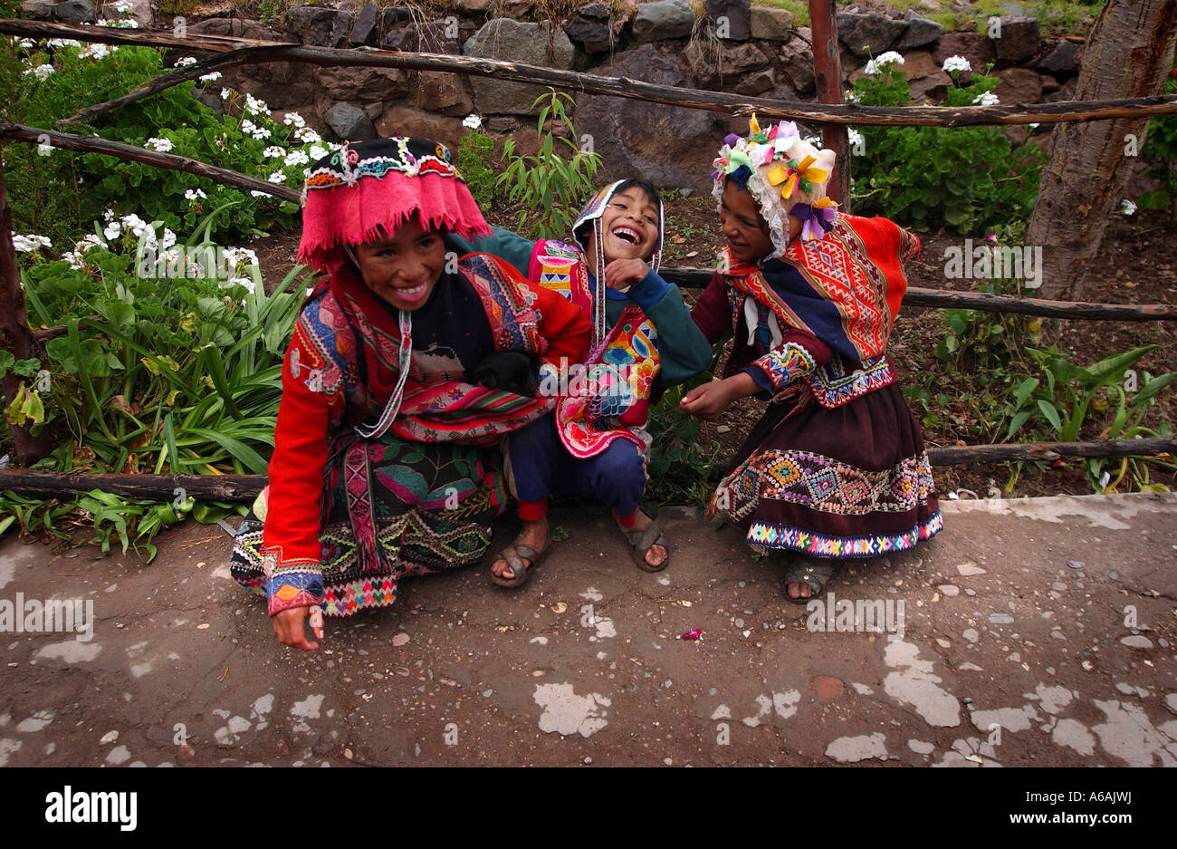 Les jeunes enfants en riant vêtements traditionnelle péruvienne à thye ville du marché de Pisac au Pérou Banque D'Images