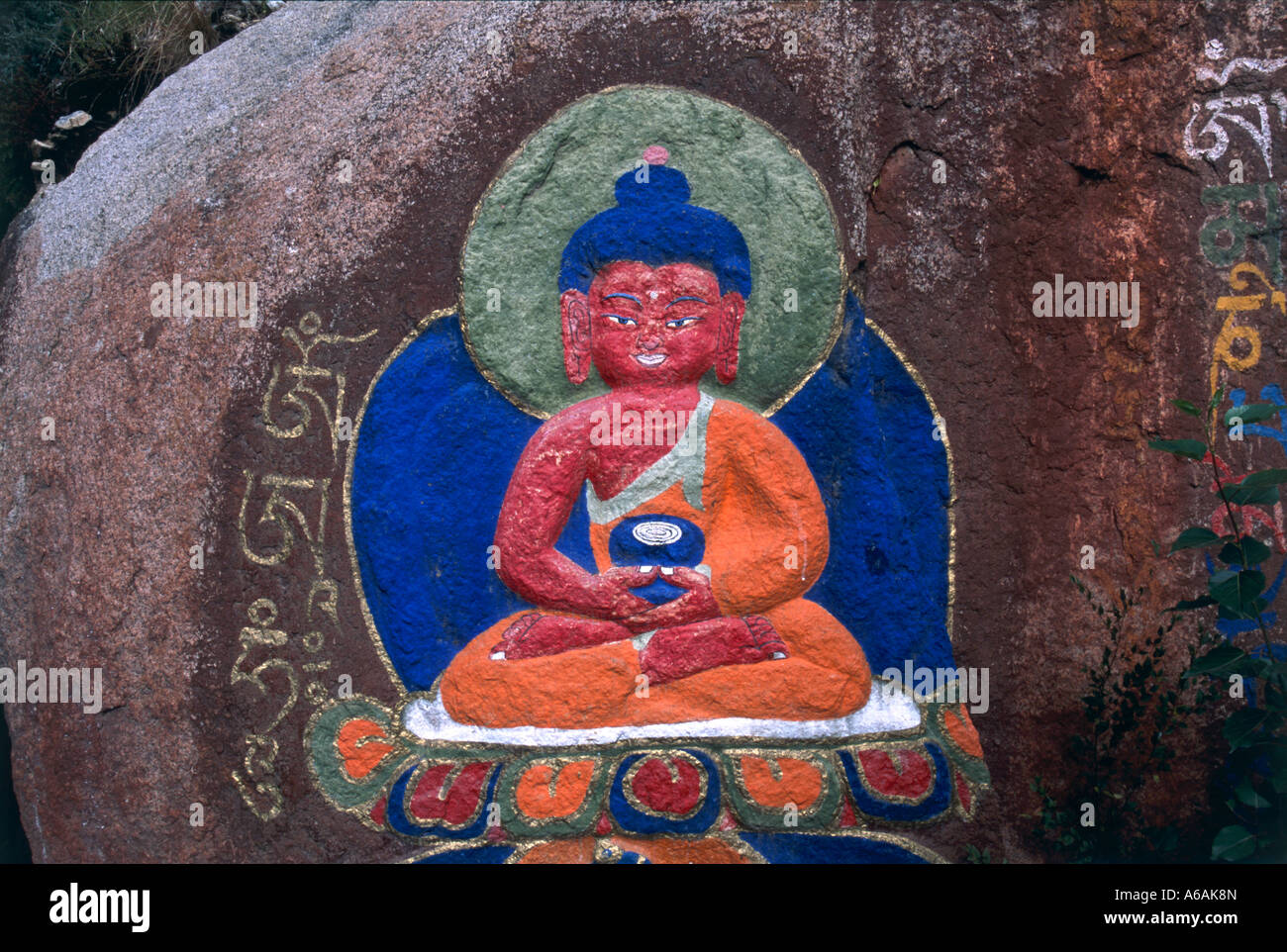 La Chine, Tibet, Lhasa, Monastère de Séra, colorée peinture rupestre Banque D'Images