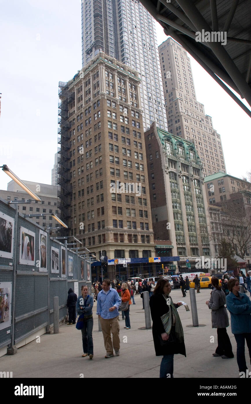 Exposition de photos sur le site du World Trade Center Ground Zero le 11 septembre 2001 New York USA Mars 2007 Banque D'Images