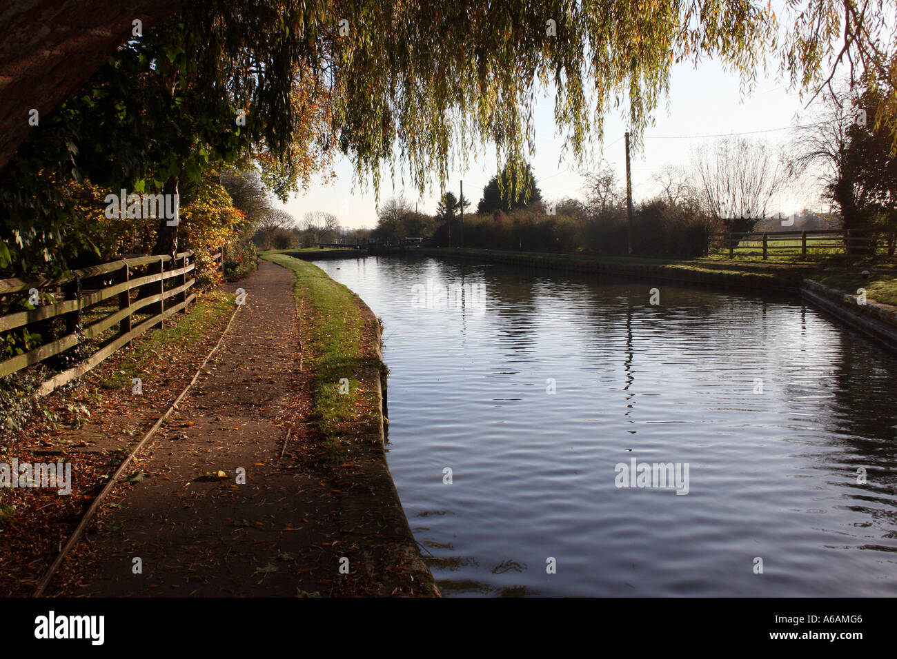 Profiter de l'aspect du canal avec Stoke Bruerne, Angleterre Banque D'Images