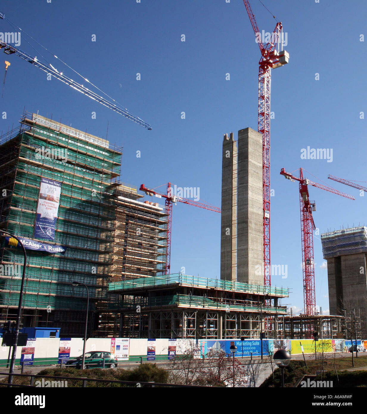 Se dressant au dessus de la grue chantier Banque D'Images