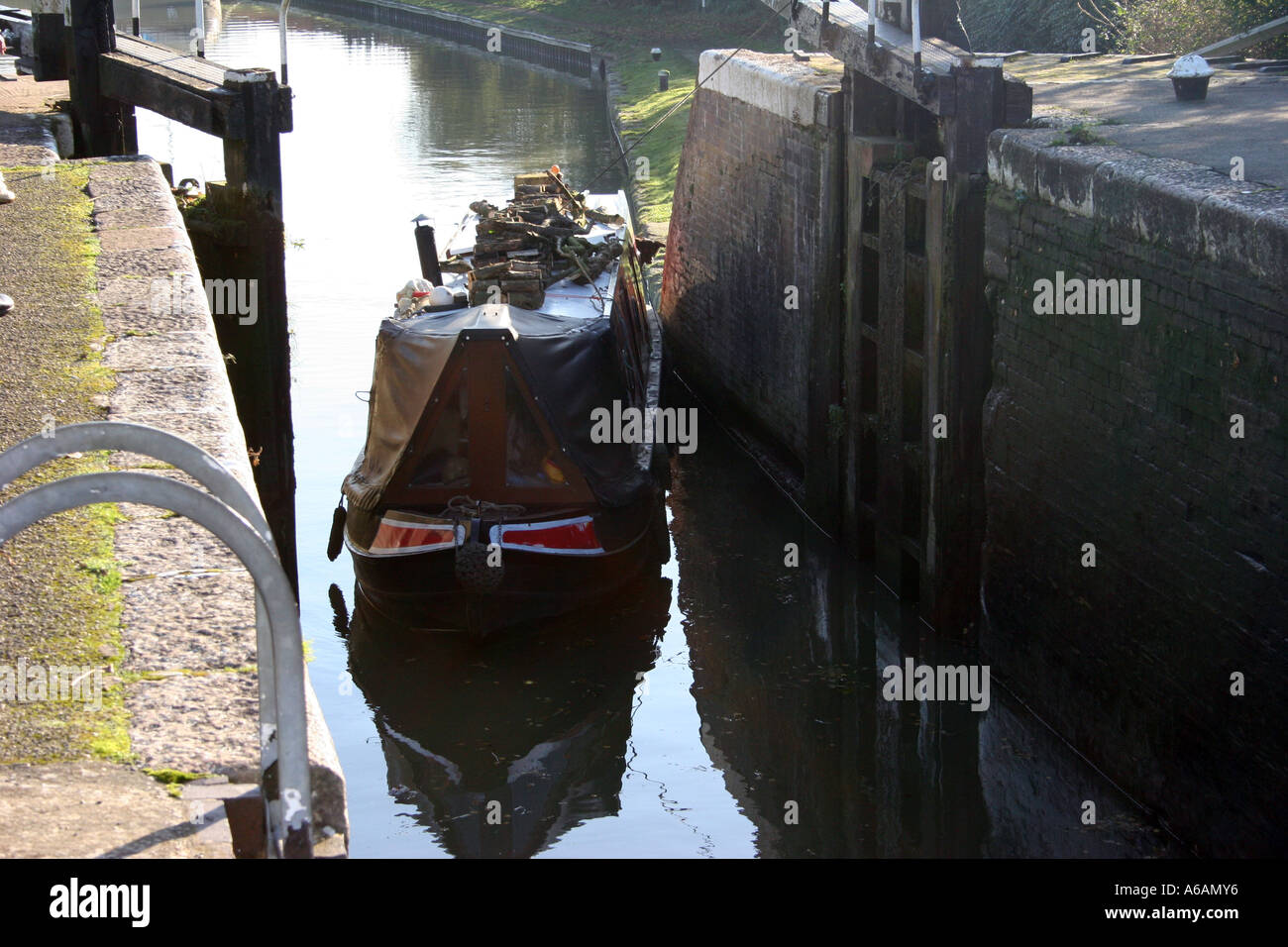 Bateau en passant par la serrure Banque D'Images