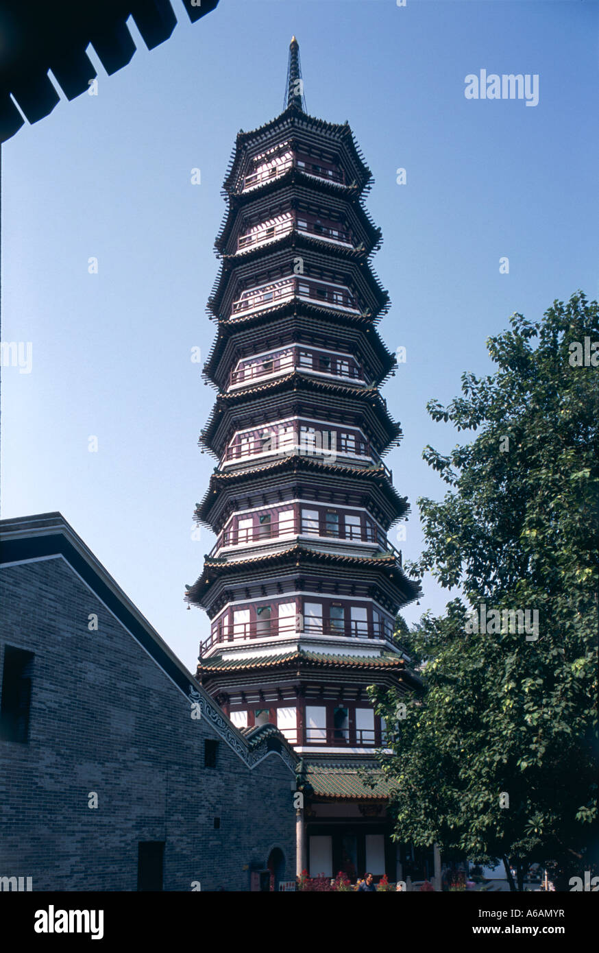 La Chine, Guangdong, Guangzhou, Guangxiao Si, un des trois pagodes anciennes en raison de temple bouddhiste, low angle view Banque D'Images