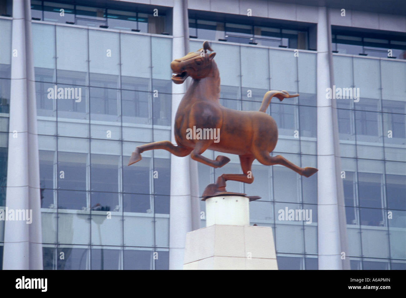 La Chine, au Gansu, Lanzhou, cheval au galop sculpture à la gare, low angle view Banque D'Images