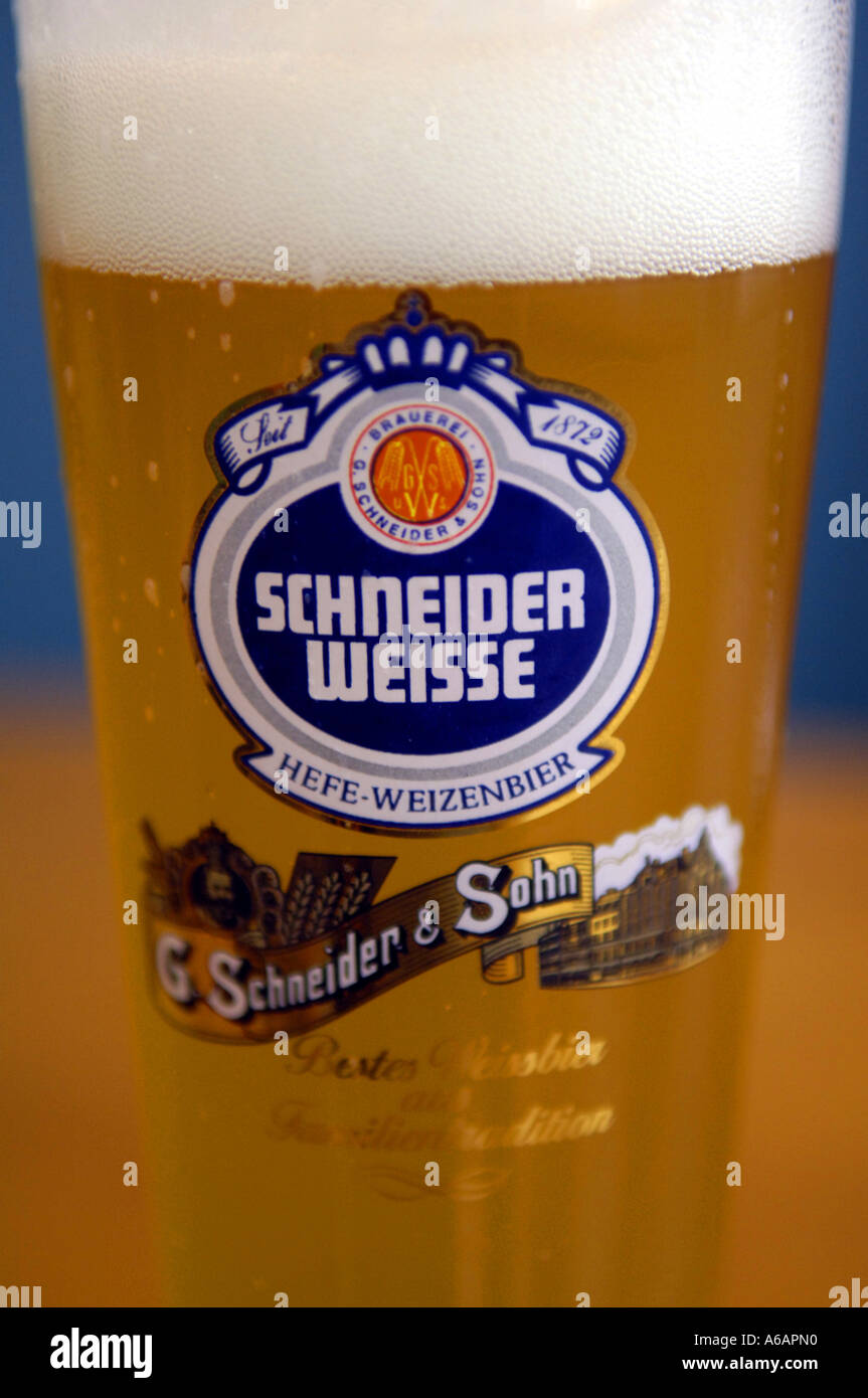 Schneider weisse bier alcool de bière boisson verre couleur couleur  vertical allemand Allemagne deutsch deutschland Photo Stock - Alamy