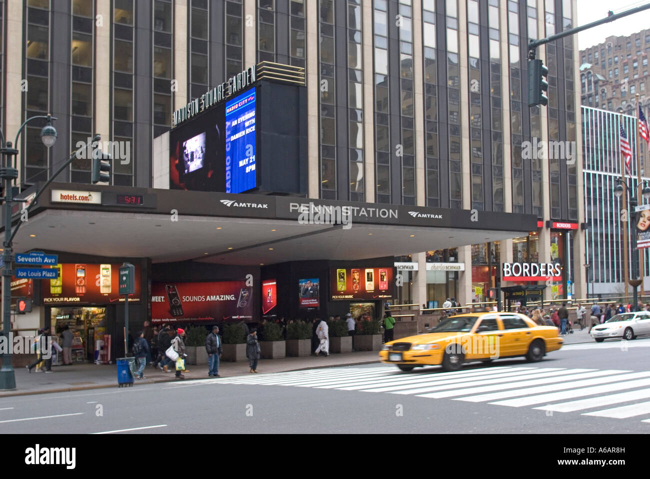 Penn Station et de Madison Square Garden, Septième Avenue New York City New York USA Yellow Cab concordance Banque D'Images
