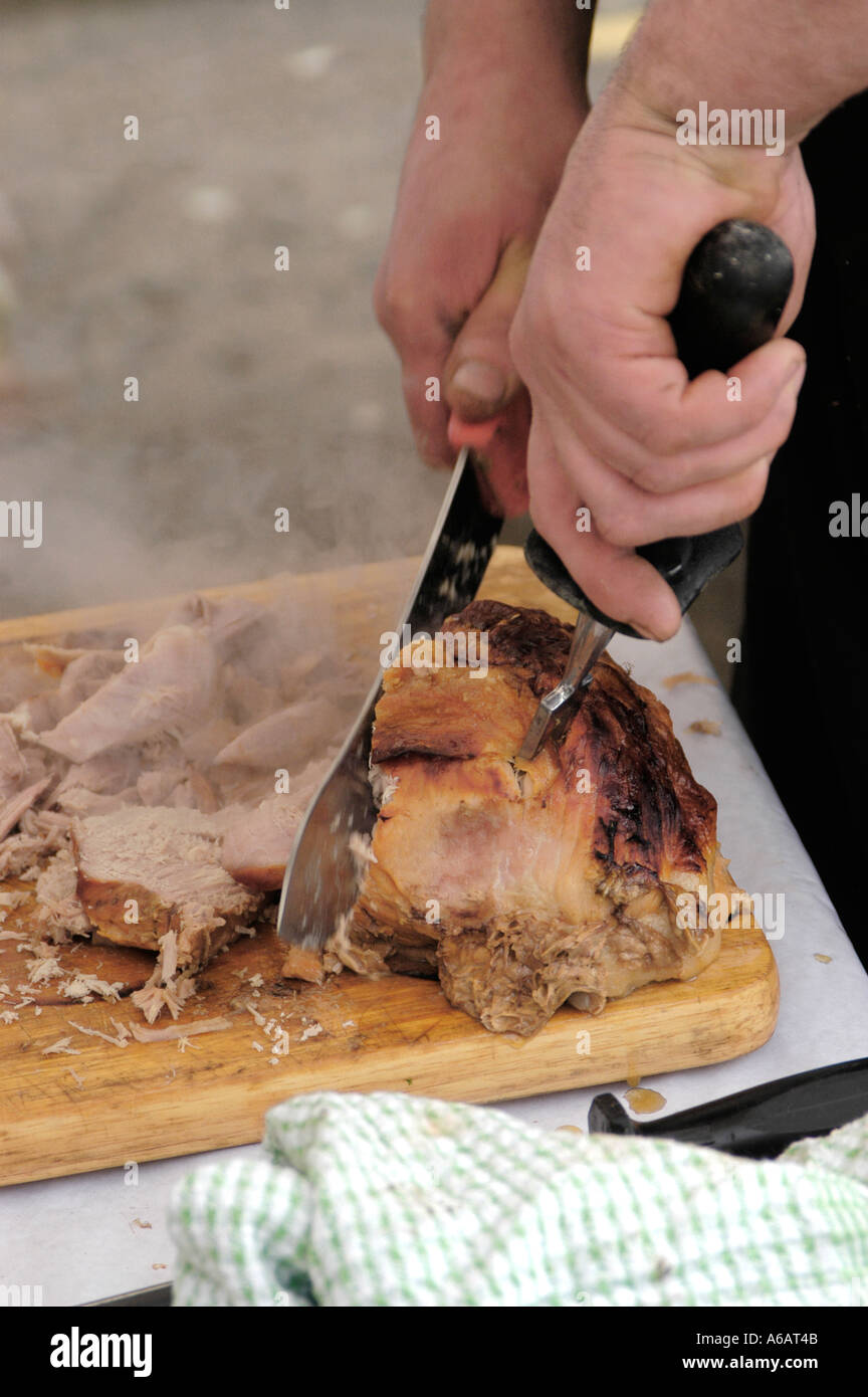 Prepairing la nourriture dans l'air libre à un rôti de porc traditionnel anglais Banque D'Images