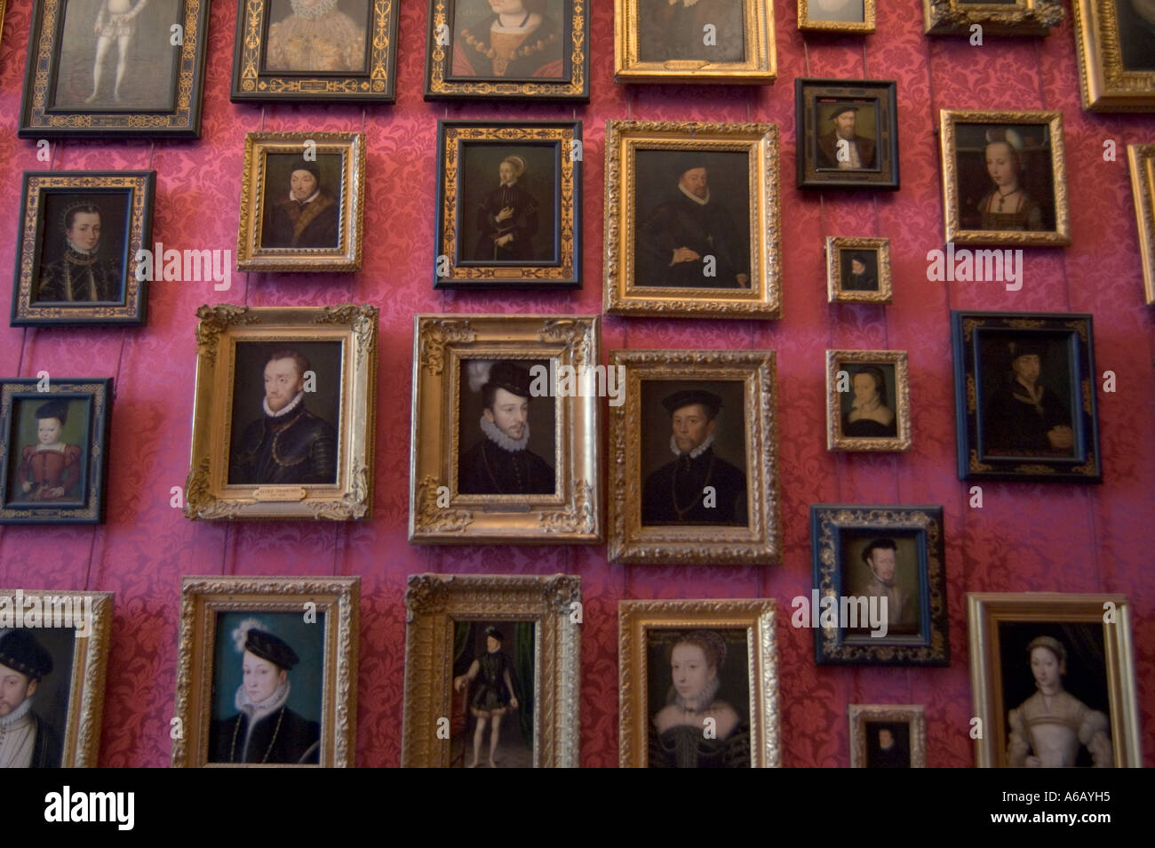 Avec de nombreux portraits de membres de la famille royale Château de Chantilly France Banque D'Images