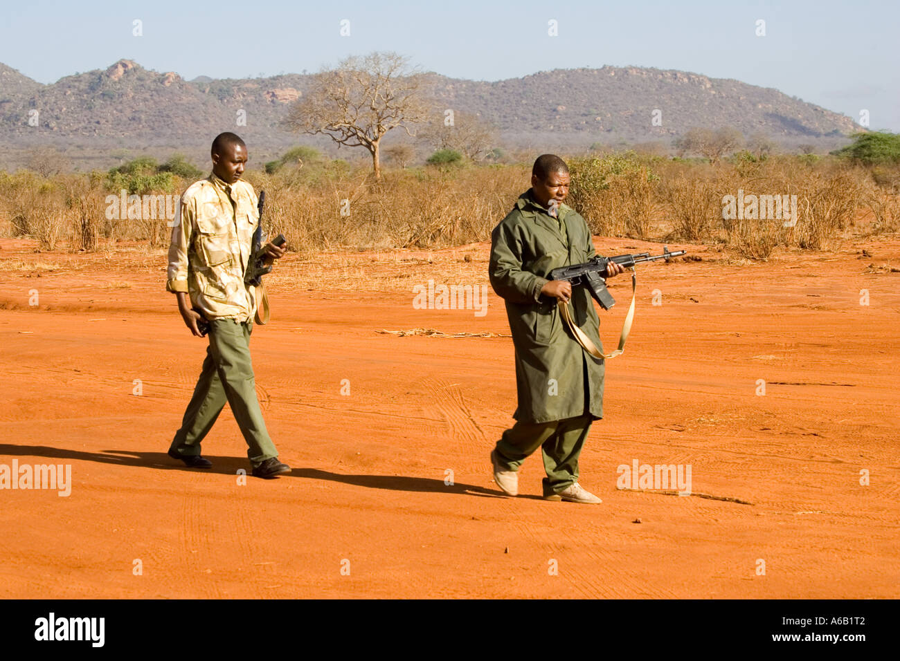 Rangers à la patrouille, au sanctuaire de rhinocéros Ngulia Parc national de Tsavo Ouest Kenya Banque D'Images