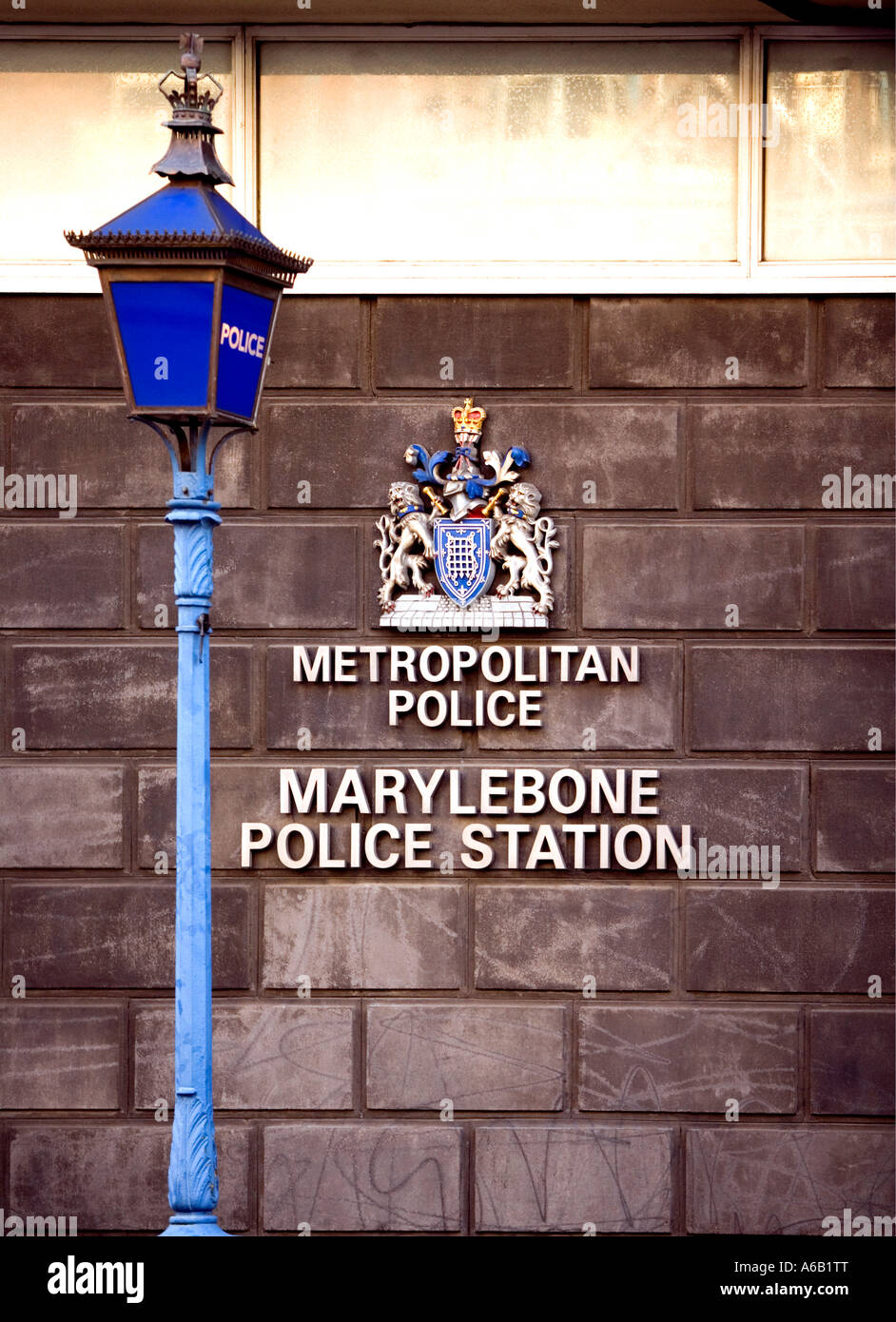 Marylebone Station de police avec façade [couche de ^Arms] et lampadaire - Londres Banque D'Images