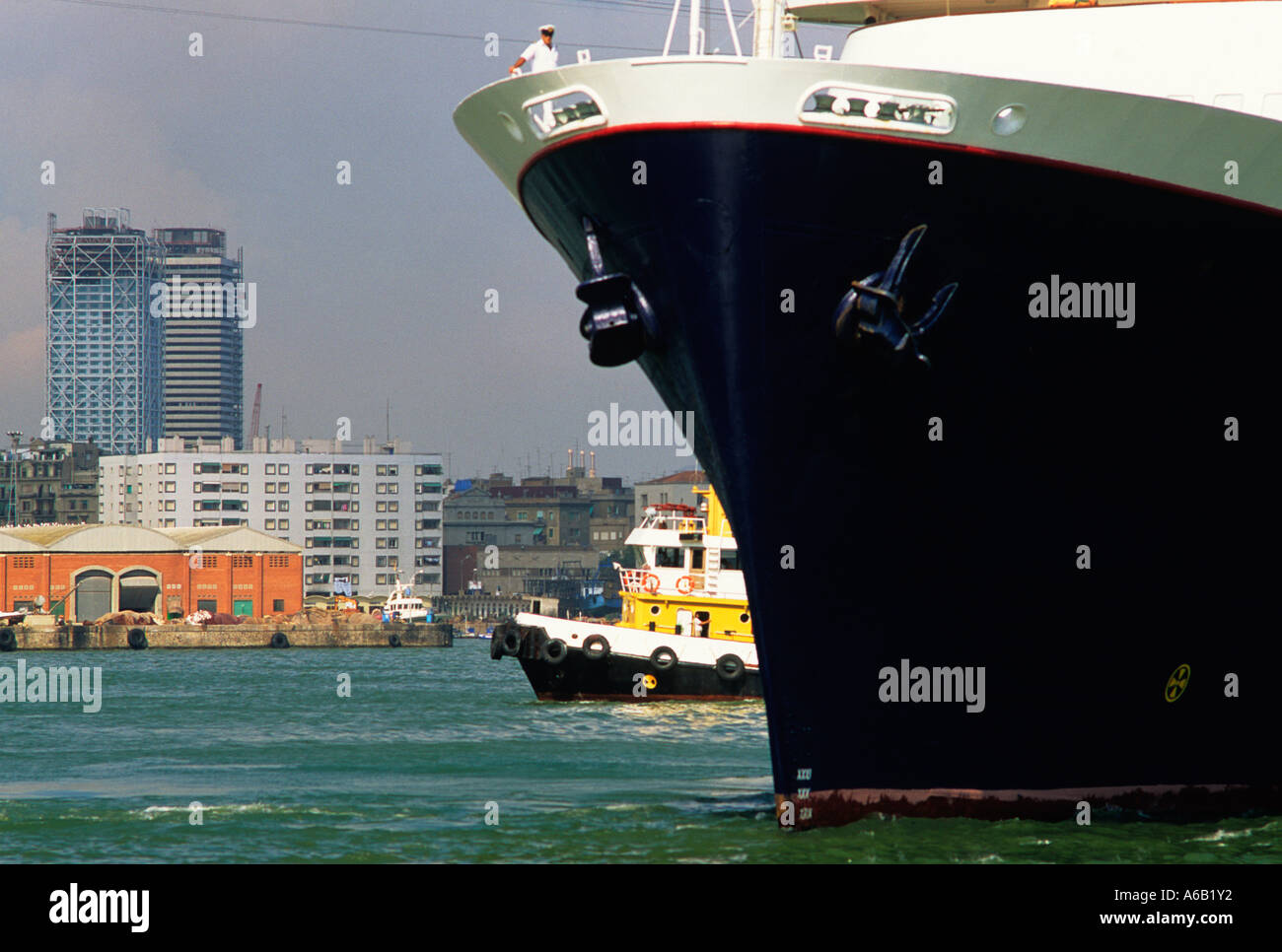 Bateau et remorqueur, ou remorqueur, dans le port de Barcelone, en Espagne. Banque D'Images