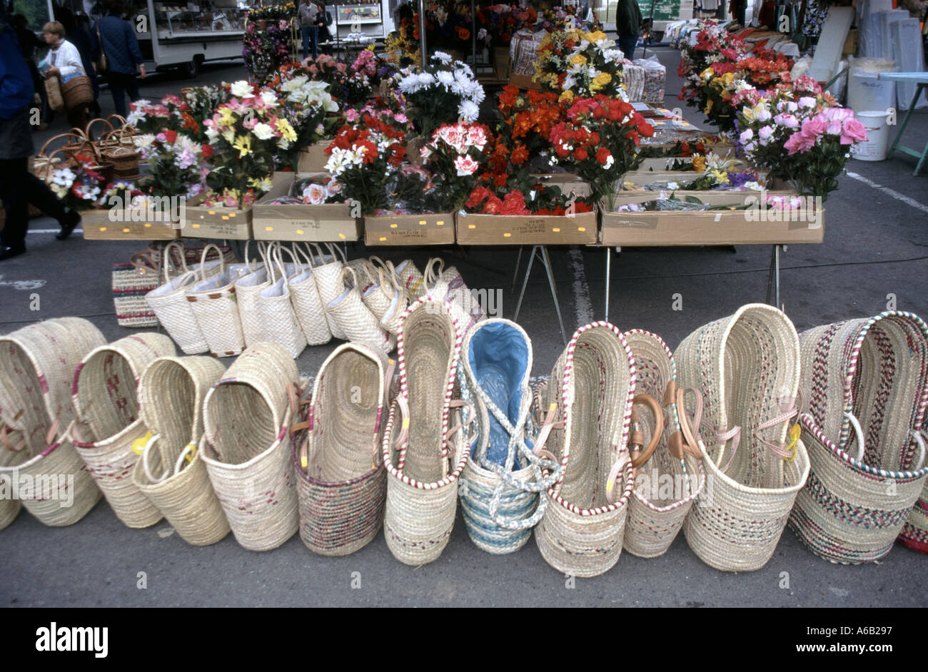 Le Bugue une commune de Dordogne marché shopping Stall gros plan des paniers et fleurs Périgord France eu Banque D'Images