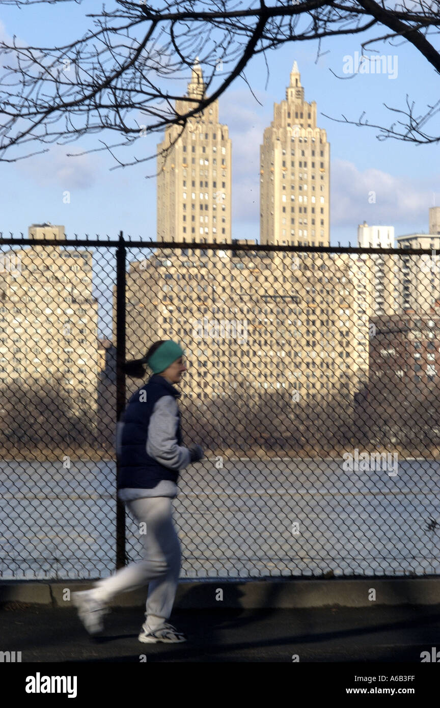 Jogger longeant le réservoir de Central Park Banque D'Images