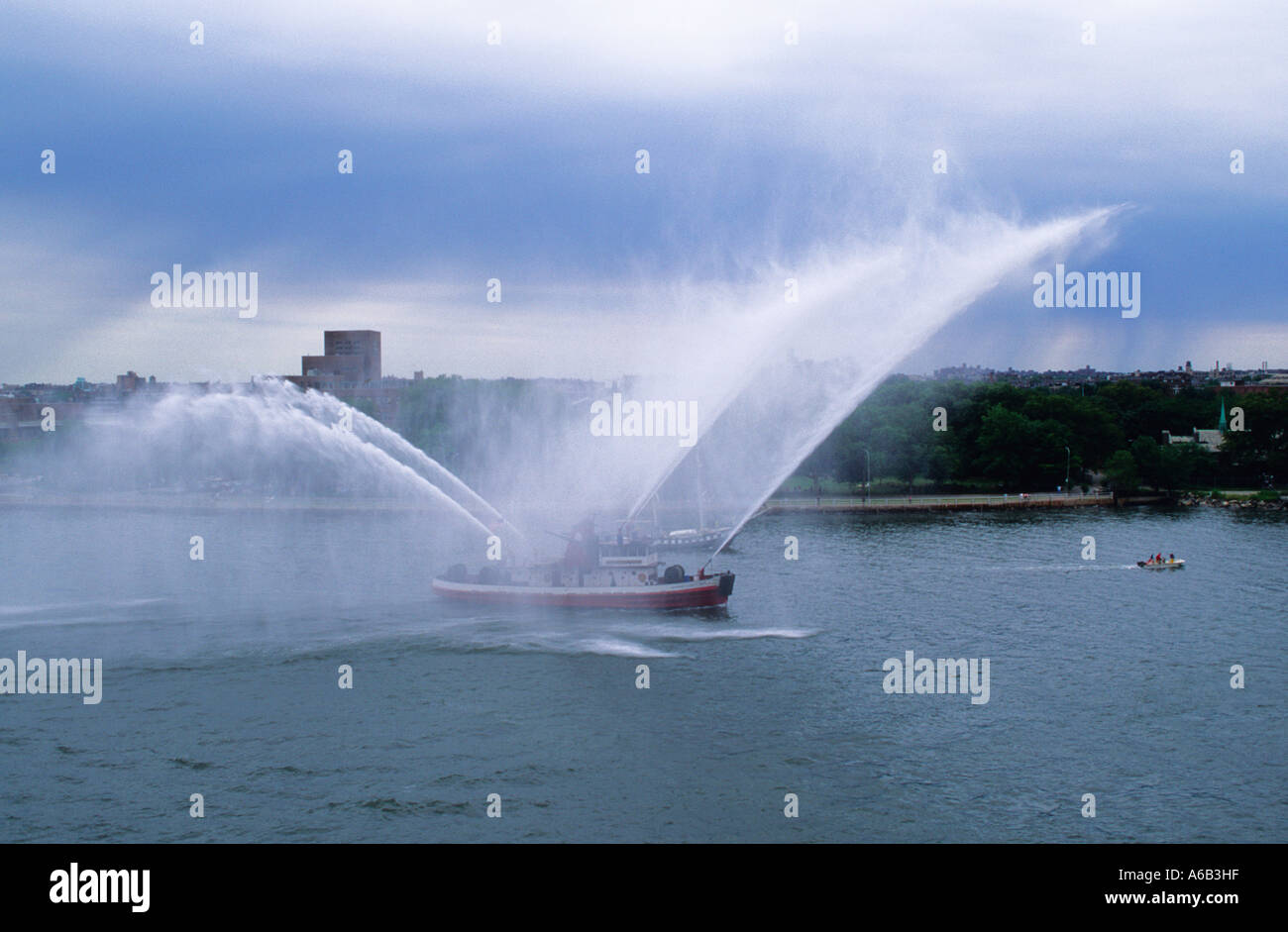 Fireboat (remorqueur) John J Harvey eau pulvérisée New York. Démonstration sur l'East River, New York, États-Unis Banque D'Images