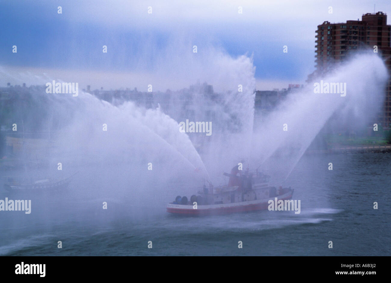 Fireboat John J Harvey, extinction d'incendie.Exposition de jets d'eau pour remorqueurs sur l'East River, Manhattan, New York City, États-Unis.Vue en hauteur Banque D'Images
