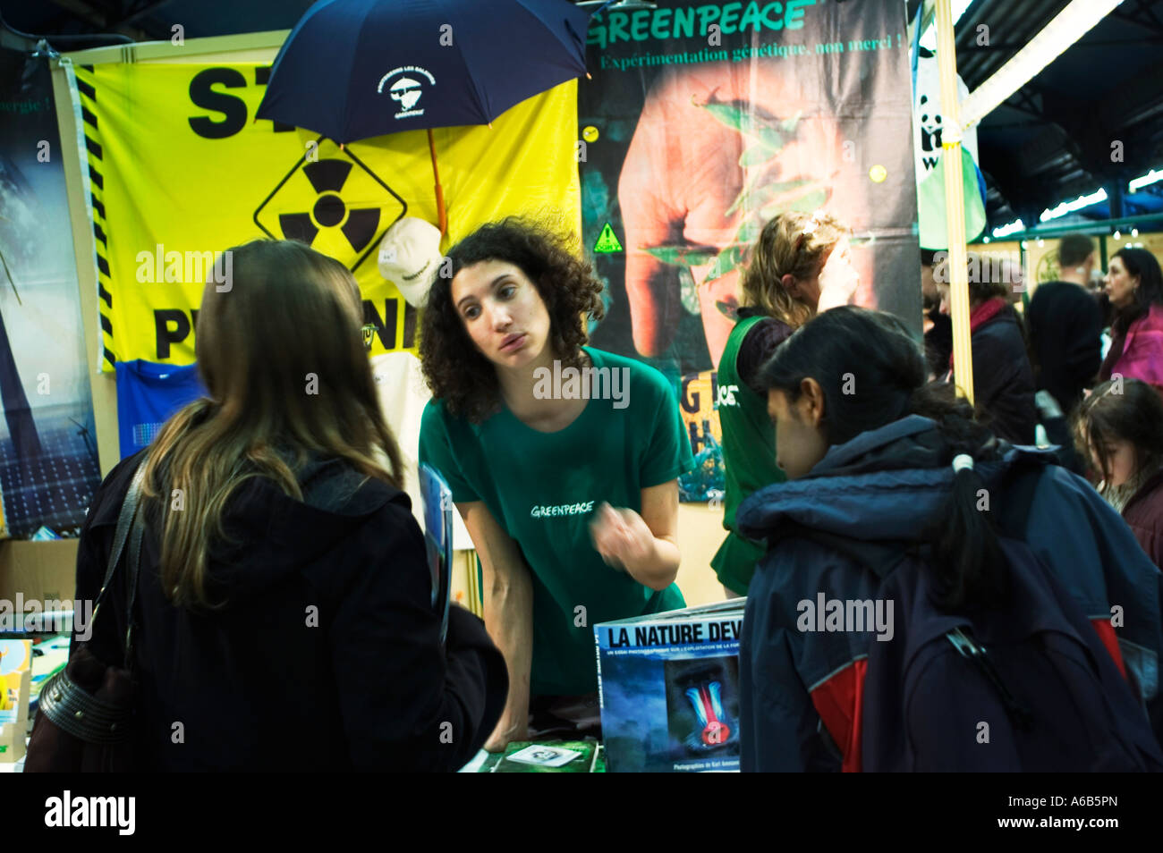 Paris France, exposition Greenpeace au salon organique de Paris deux femmes parlent de dépenses éthiques, collecte de fonds à but non lucratif, travail bénévole des ONG Banque D'Images