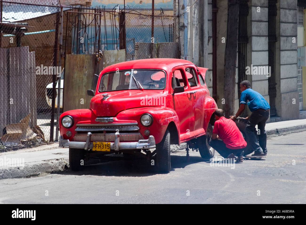 Scène de rue, arrêt Vieux American automobile location de l'objet volant chang, Centro Havana. Banque D'Images