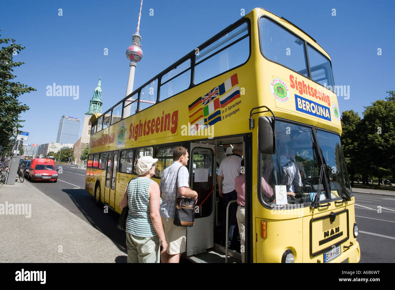 Les touristes à bord d'un bus de tourisme de la ville de Berlin en Allemagne Banque D'Images