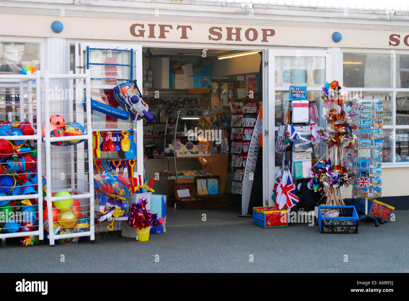 Boutique de cadeaux en bord de mer sur la promenade de Worthing, West Sussex, Angleterre Banque D'Images