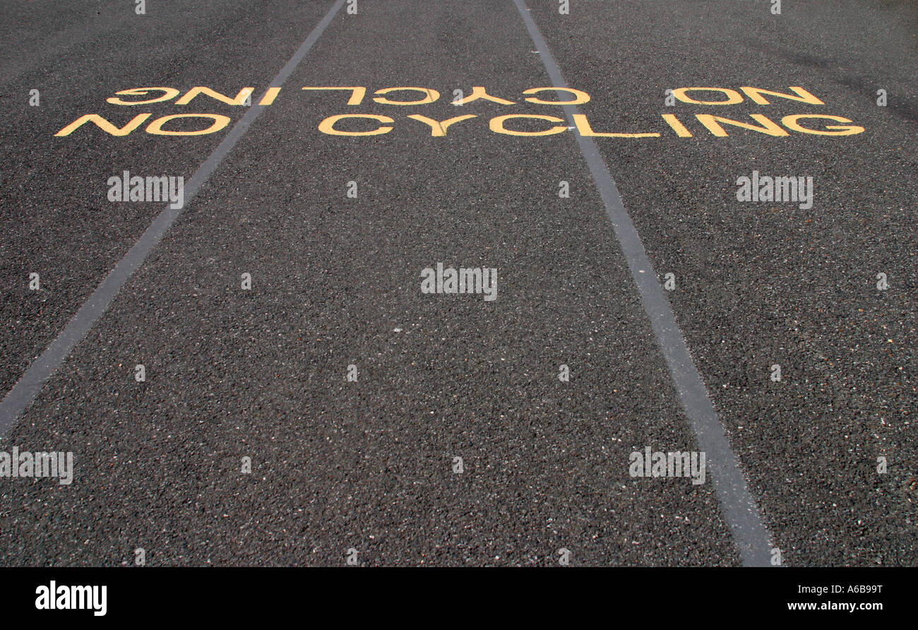 Worthing Promenade pas de vélo signer écrit sur sol Banque D'Images