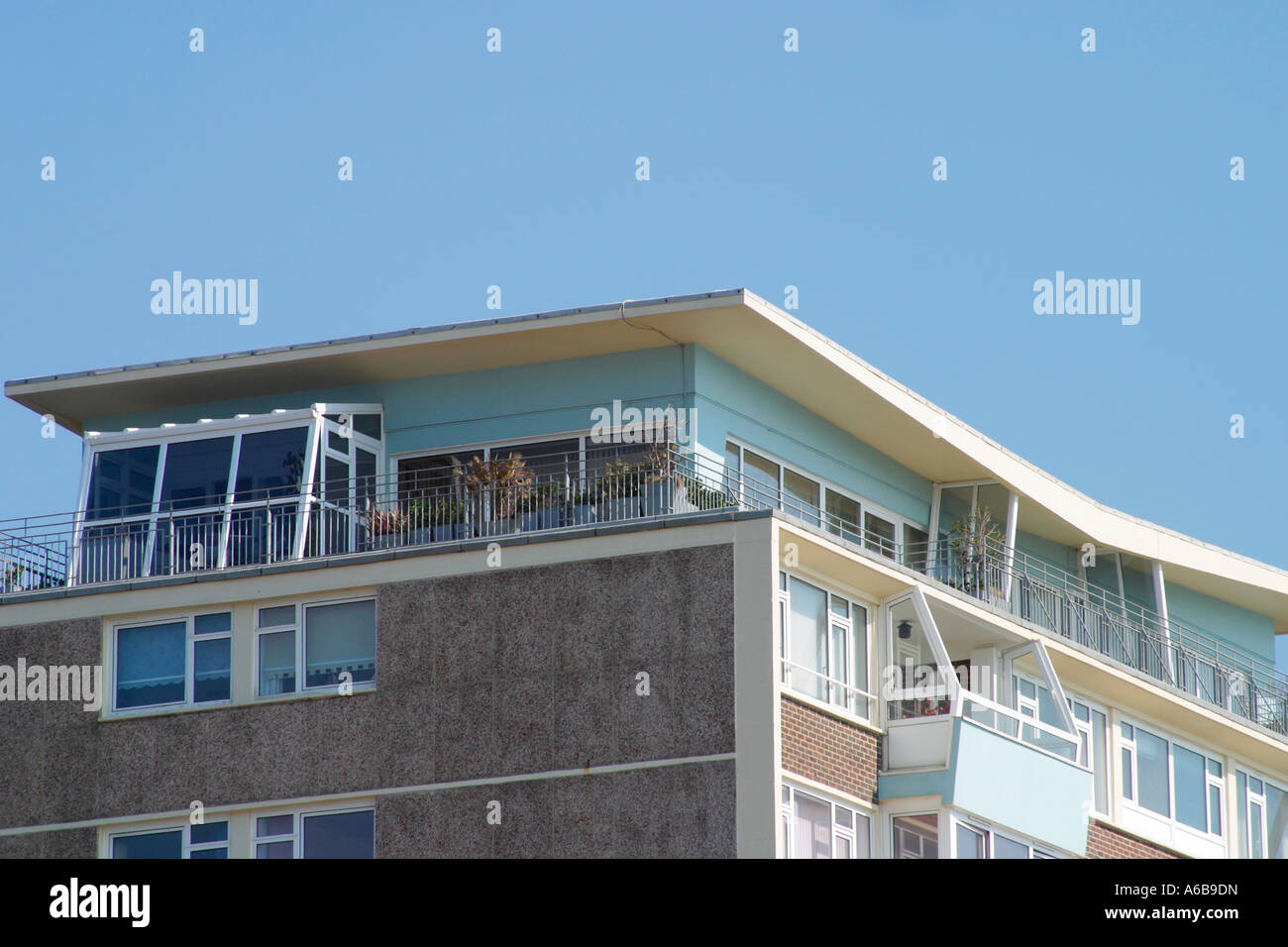 Penthouse sur le dessus de 60 bloc d'appartement sur la côte du Sussex. Banque D'Images