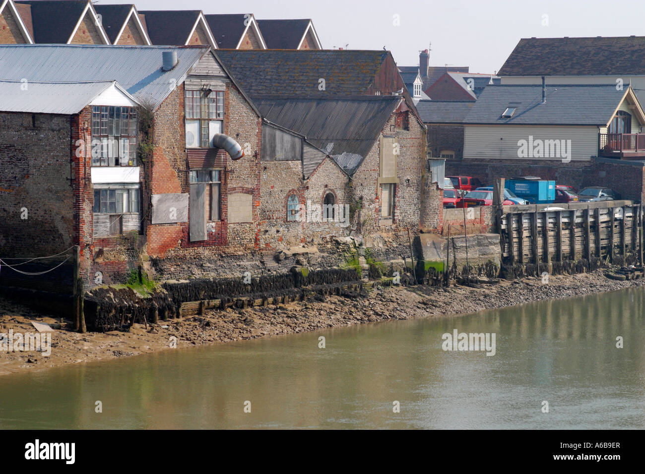 Édifices en ruine sur wharfside à Littlehampton, West Sussex Banque D'Images