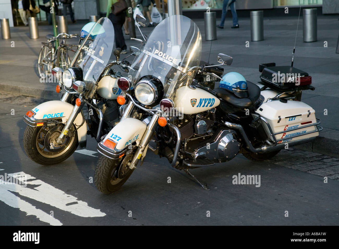 Nypd harley davidson moto Banque de photographies et d’images à haute ...