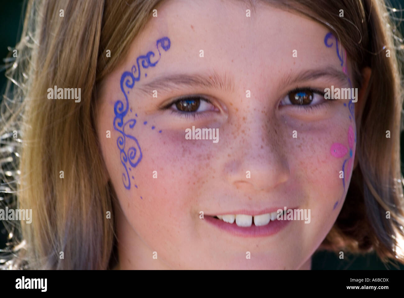 Une jolie jeune fille de 10 ans avec visage peint Banque D'Images