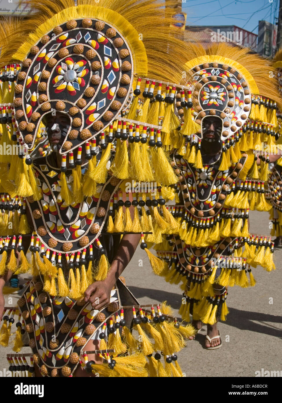 Danseurs sauvages à Atihan l ati Festival mardi gras des Philippines Banque D'Images