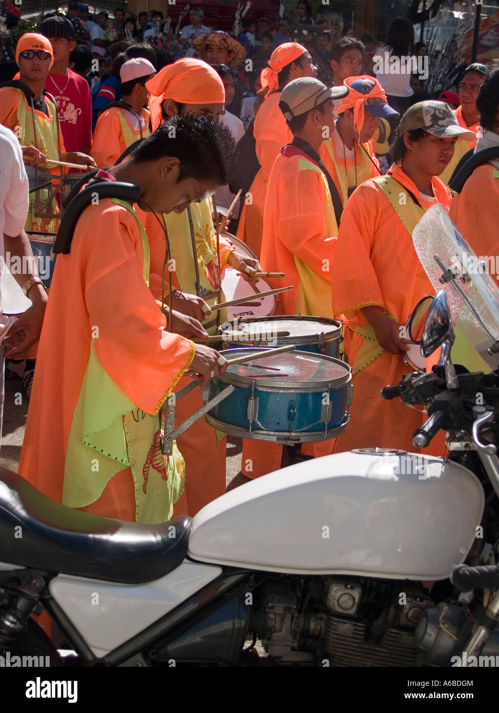 Le batteur gardant les battre à la Philippine Ati mardi gras Festival Atihan aux Philippines Banque D'Images