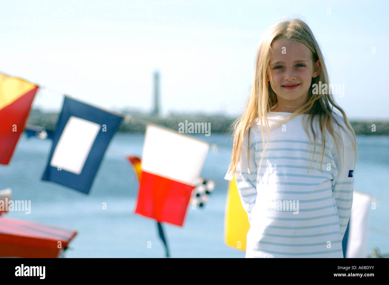 La fille en vacances à port français avec la famille de London UK Banque D'Images