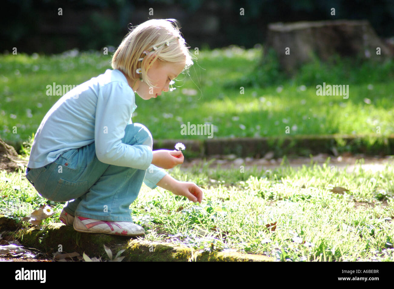 La jeune fille la cueillette des fleurs à Londres park Banque D'Images