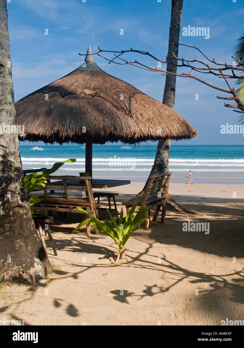Le Nipa nipa hut le ciel sur la grande plage vide à Sabang Palawan Philippines Banque D'Images