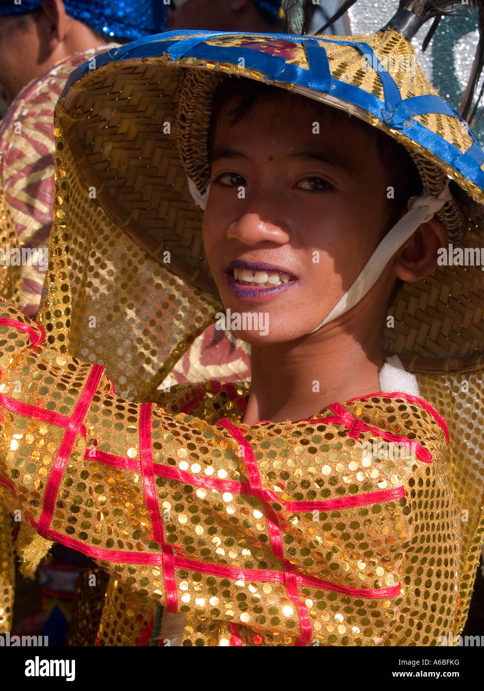 Garçon brillant à lèvres bleu avec juste une autre vue à l'wacky Sinulog Festival Cebu Philippines Banque D'Images