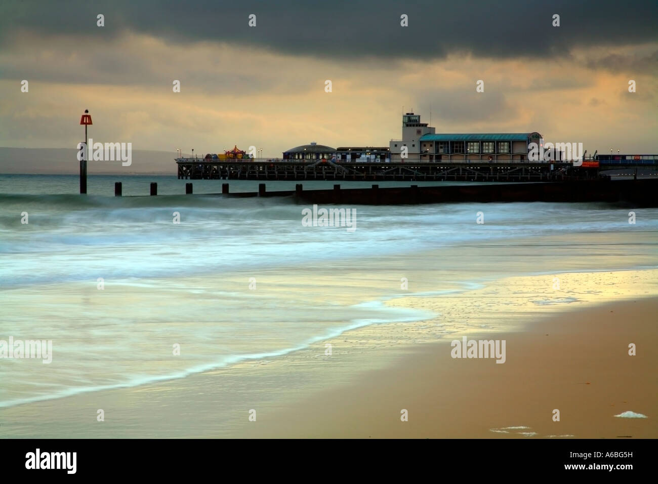 La plage et la jetée de Bournemouth avec moody ciel du soir Banque D'Images