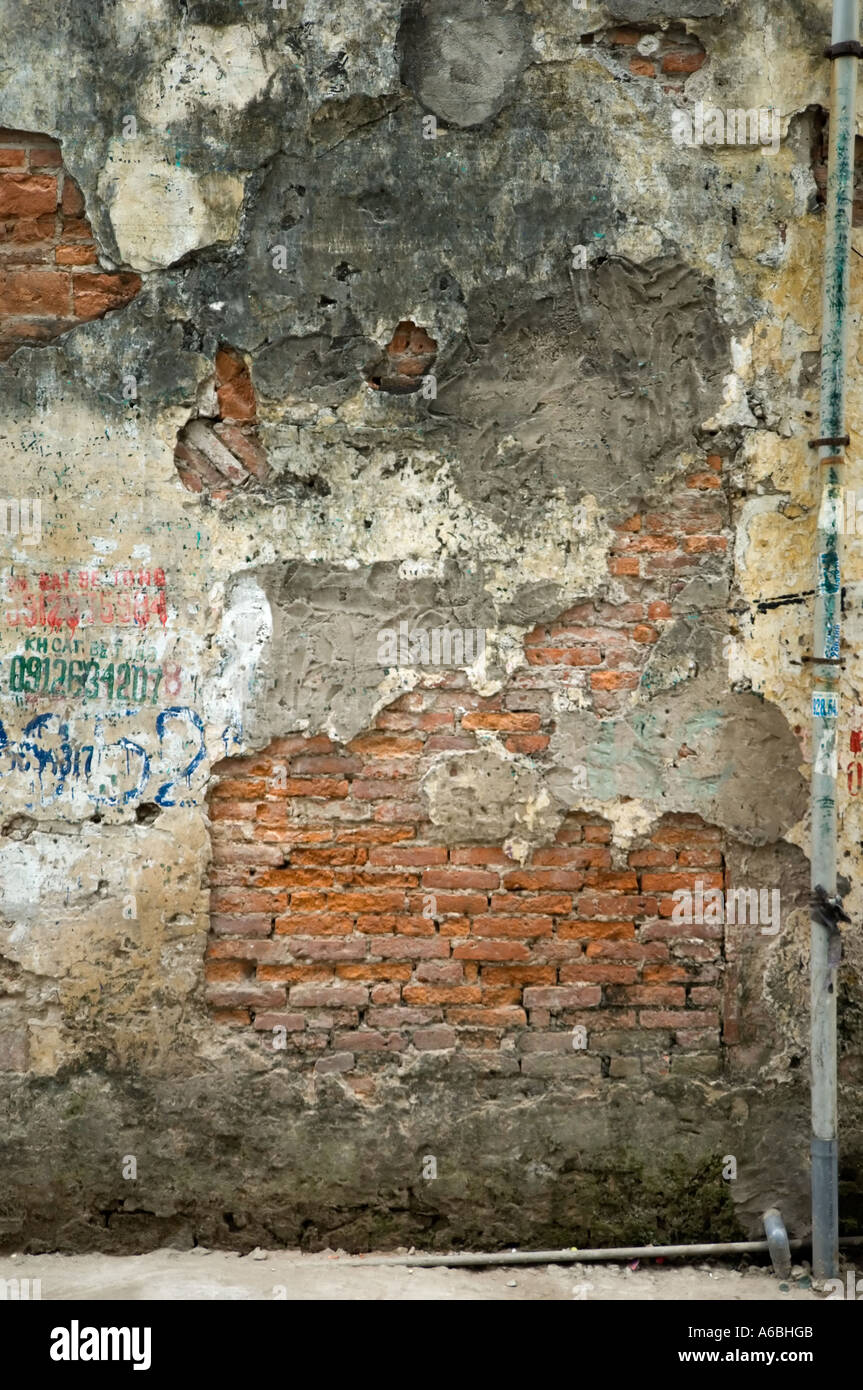 Un vieux mur à Hanoi Vietnam avec des numéros de téléphone peint sur elle Banque D'Images