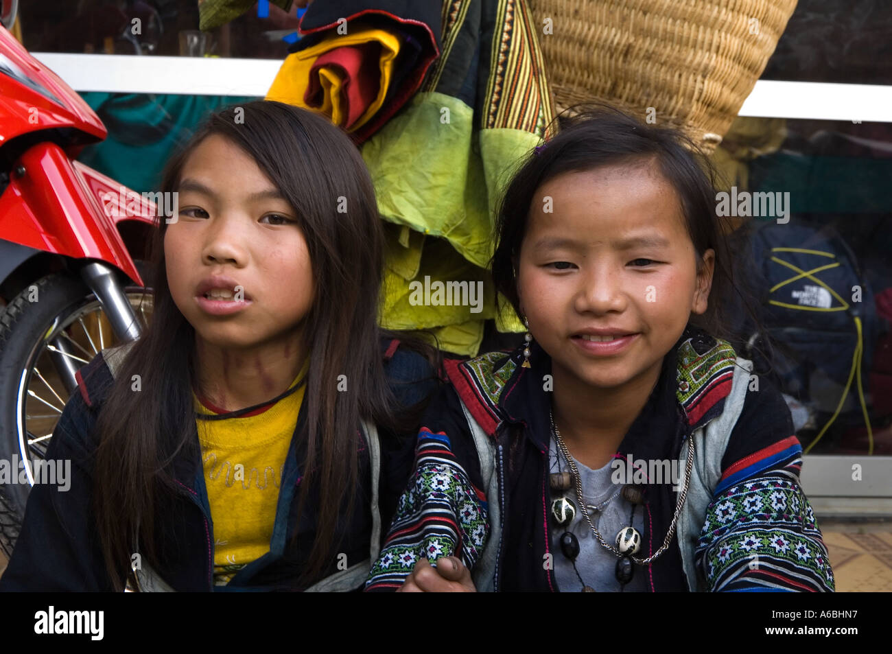 Les filles des tribus des collines à Sapa, Vietnam du Nord Banque D'Images